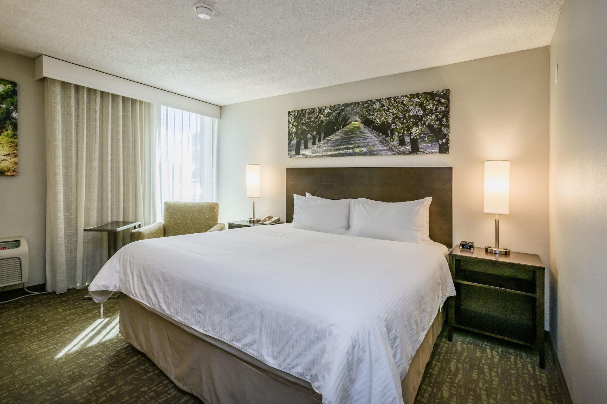 Отель Wyndham Garden Fresno Yosemite Airport Экстерьер фото