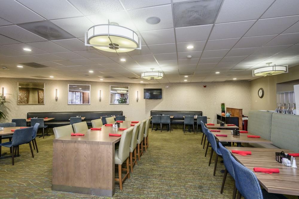 Отель Wyndham Garden Fresno Yosemite Airport Экстерьер фото