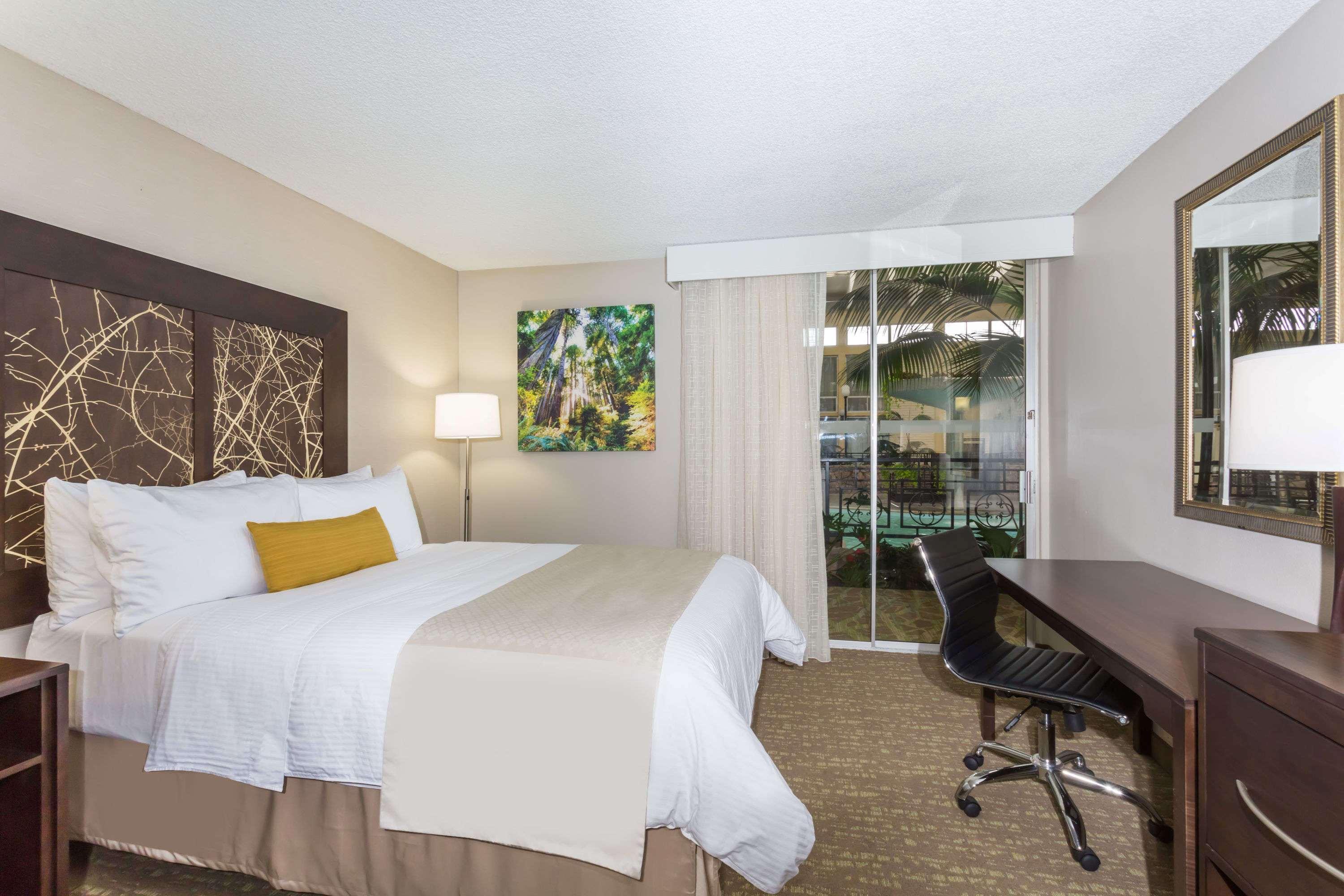Отель Wyndham Garden Fresno Yosemite Airport Экстерьер фото