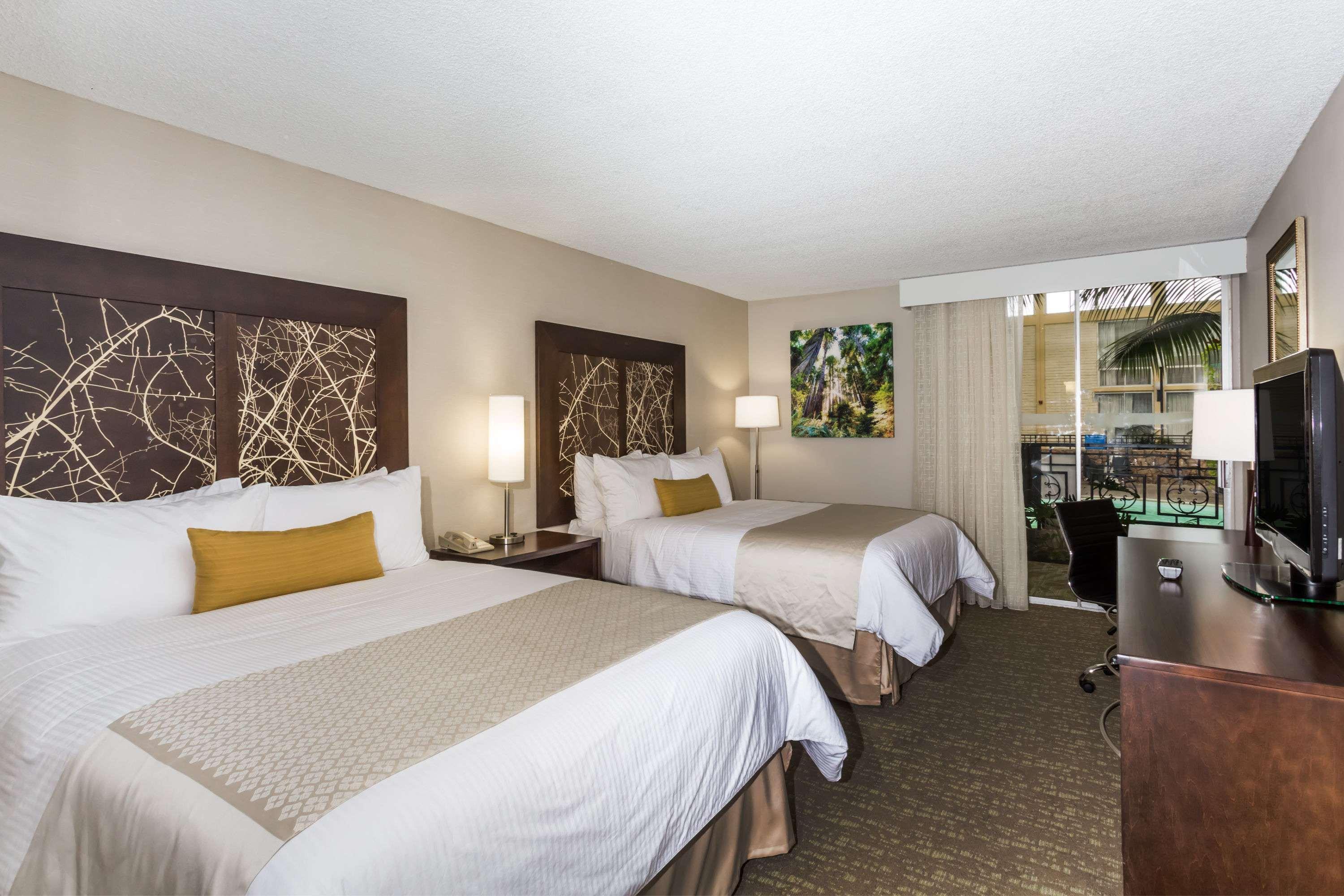 Отель Wyndham Garden Fresno Yosemite Airport Экстерьер фото