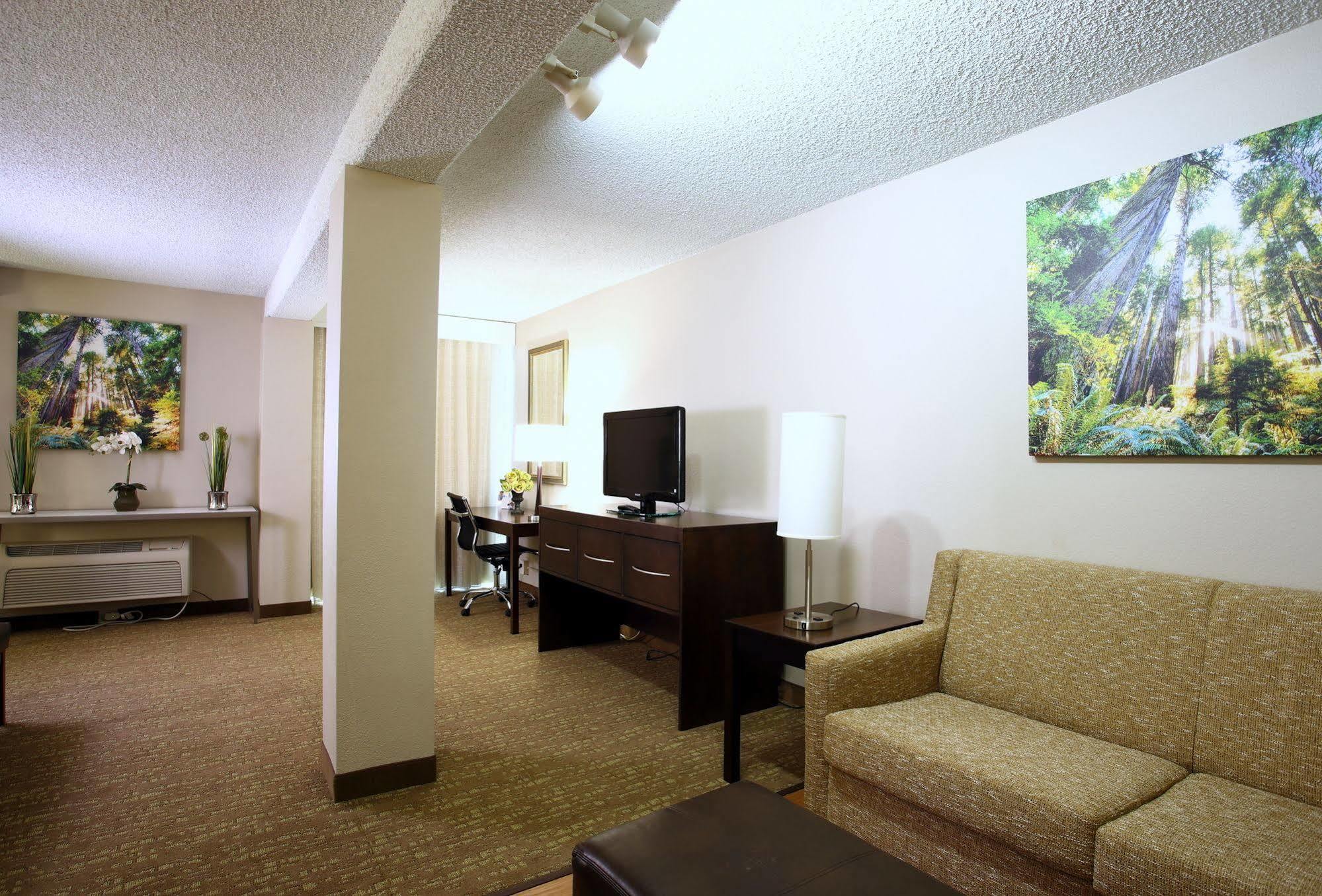 Отель Wyndham Garden Fresno Yosemite Airport Экстерьер фото