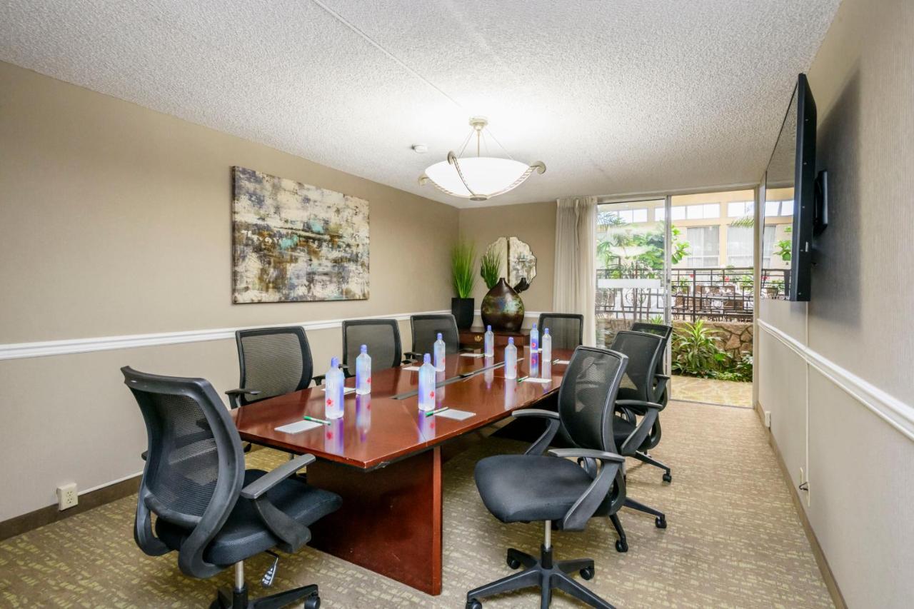 Отель Wyndham Garden Fresno Yosemite Airport Экстерьер фото