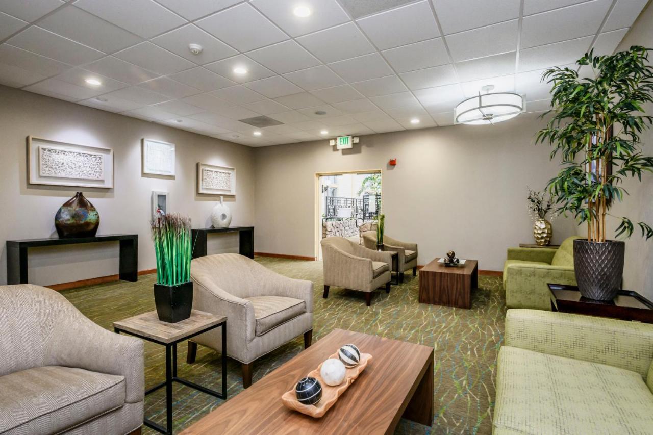 Отель Wyndham Garden Fresno Yosemite Airport Экстерьер фото